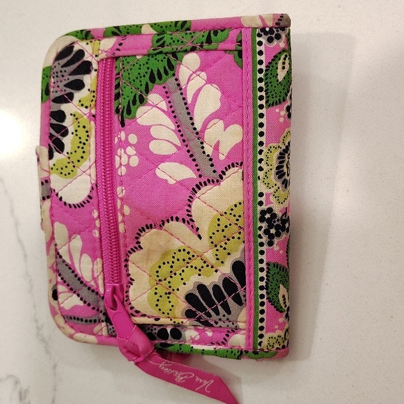 Vera Bradley Priscilla Pink Bi Fold Wallet Retired Print - Picture 2 of 7